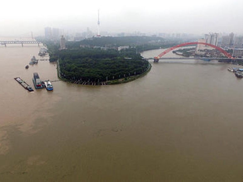 湖北省长江黄石市段暗道污水处理调研，地底暗埋管浓度较高的污水直达长江